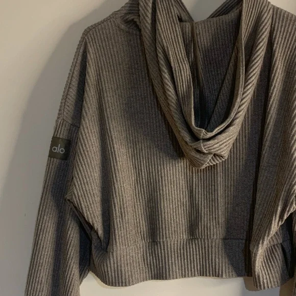 ALO Yoga Muse Sweatshirt & Sweatpants in Olive Tree Heather - Picture 6 of 11